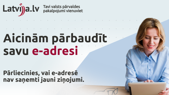 Aicinām pārbaudīt savu e-adresi. Sieviete ar planšetdatoru rokā.
