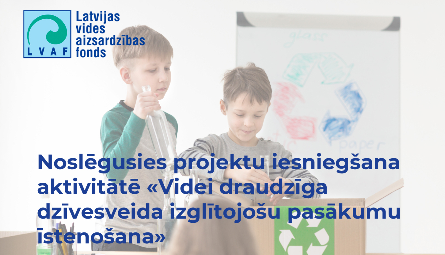 Divi zēni klasē mācās šķirot atkritumus
