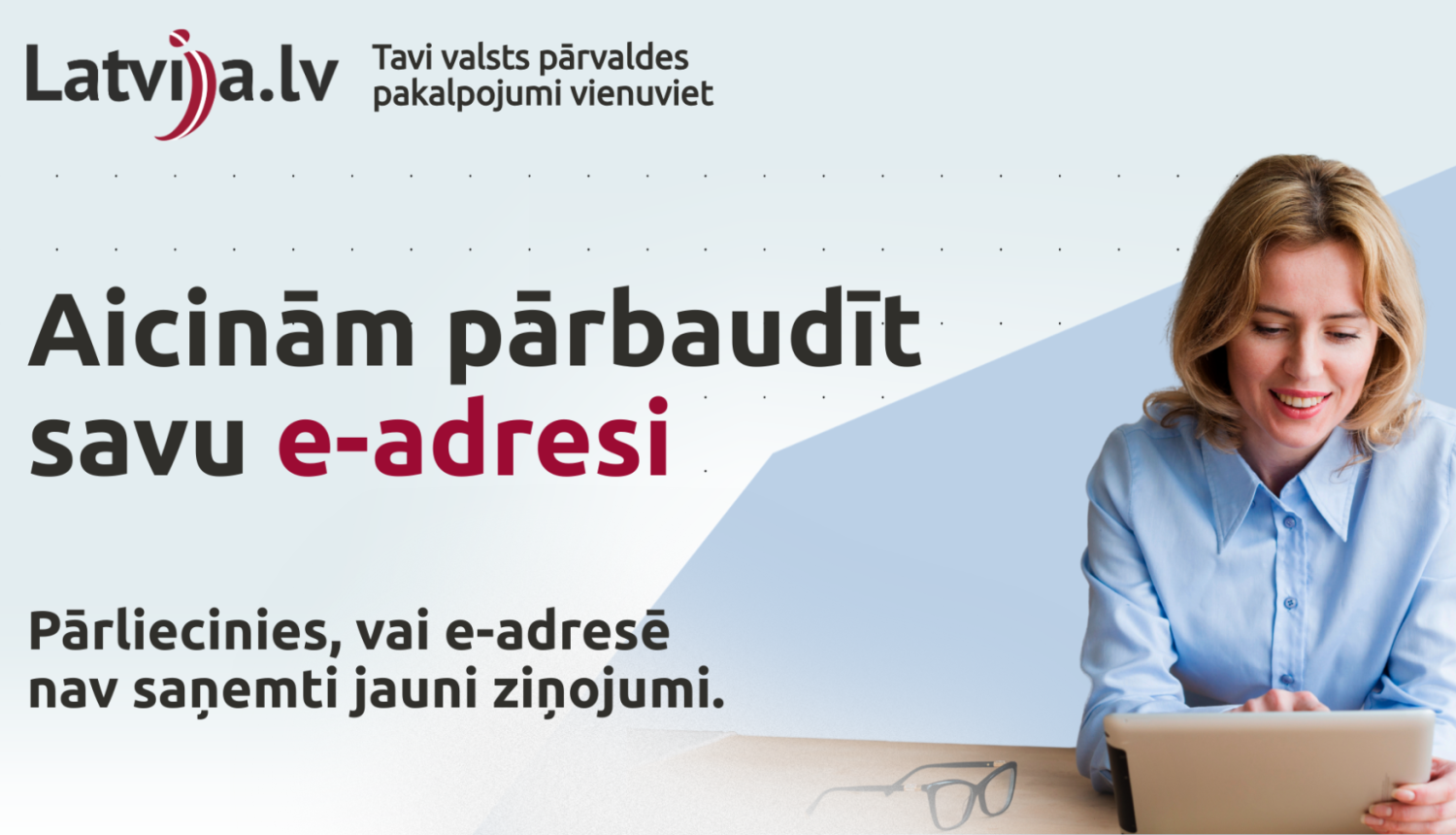 Aicinām pārbaudīt savu e-adresi. Sieviete ar planšetdatoru rokā.