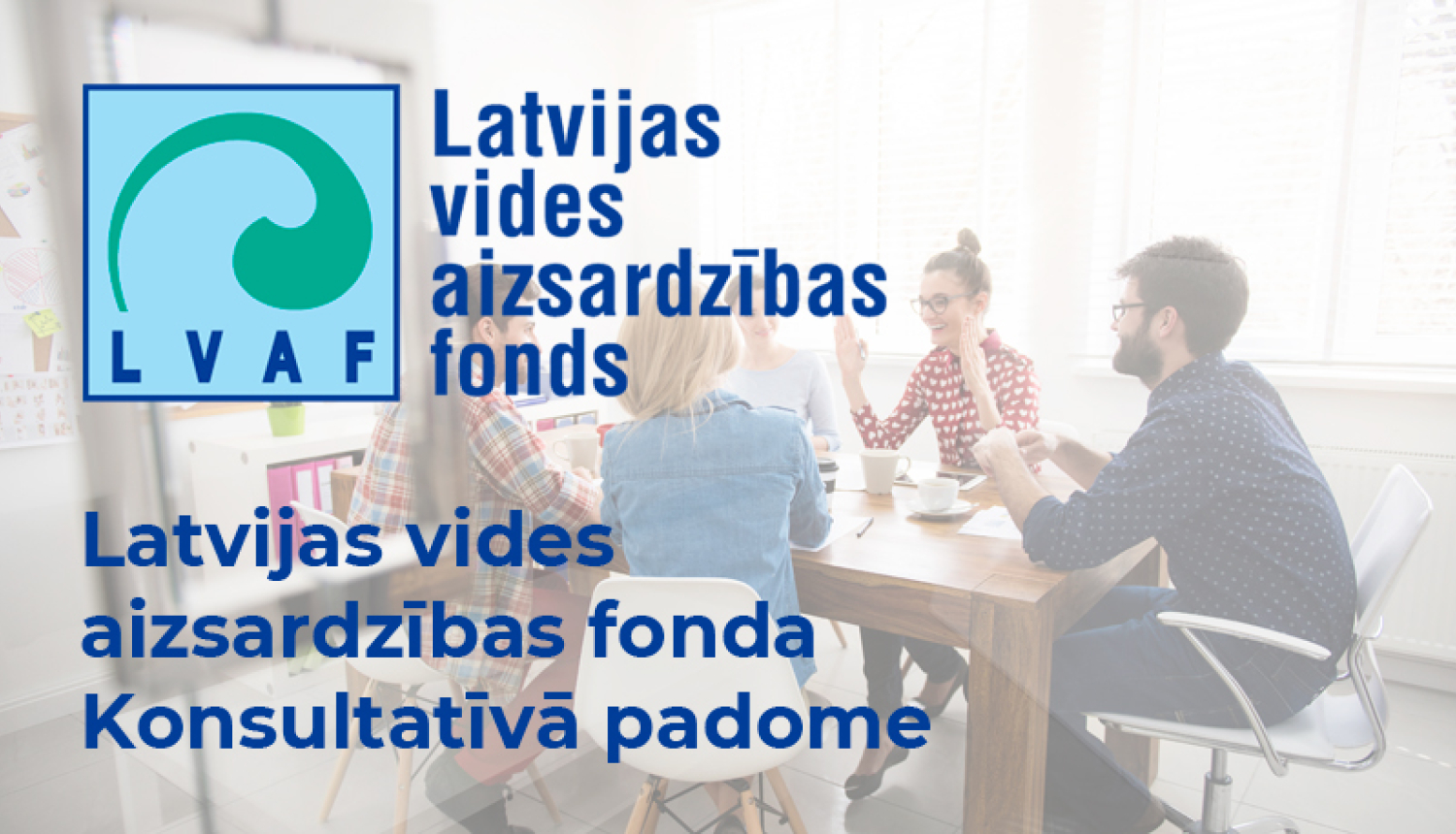 Cilvēki sēž pie galda un apspriežas