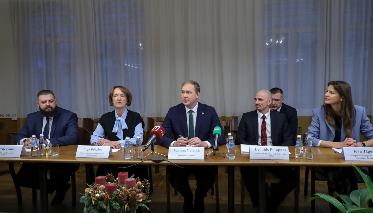 Pie galda sēž J,Liopa, I.Bērziņa, V.Valainis, L.Polupans, I.Jāgere