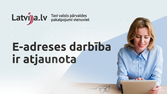 Sieviete pie datora