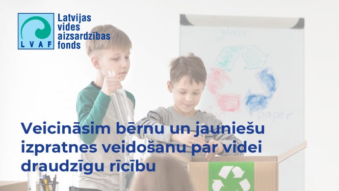 Divi zēni mācību klasē šķiro atkritumus
