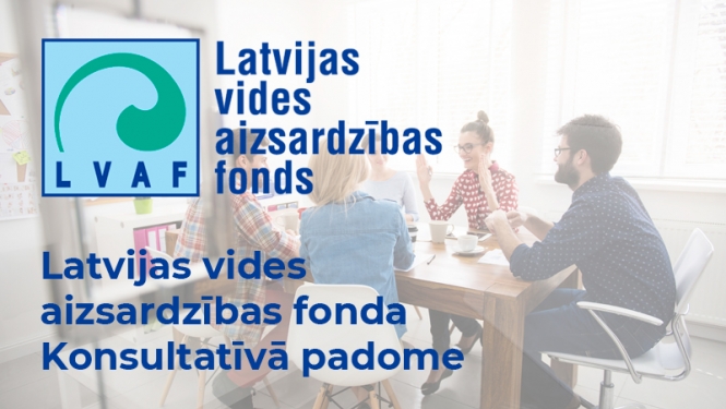 Cilvēki sēž pie galda un apspriežas