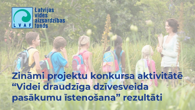 Bērnu grupiņa ar skolotāju pļavā