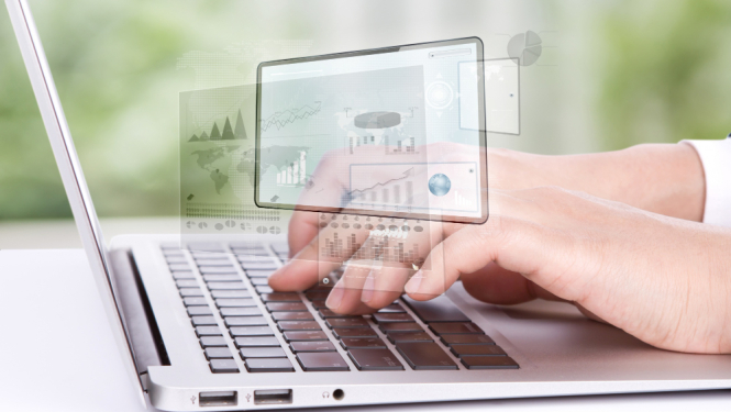 Rokas uz datora klaviatūras