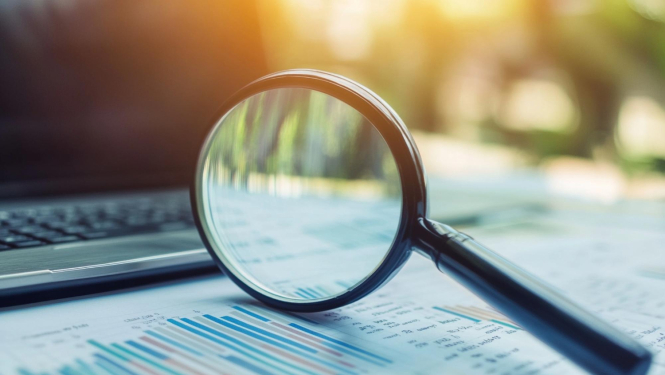 Palielināmais stikls pie klēpjdatora