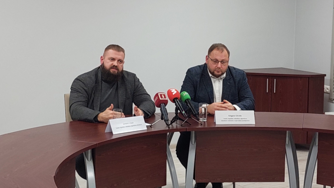 Pie galda sēž no kreisās Jorens Liopa VDAA direktors blakus Edgars Cīrulis VDAA direktora vietnieks Elektroniskās pārvaldes jautājumos