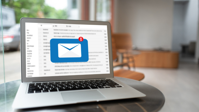 Klēpjdators uz tā ekrāna attēlota aploksne ar izsaukuma zīmi