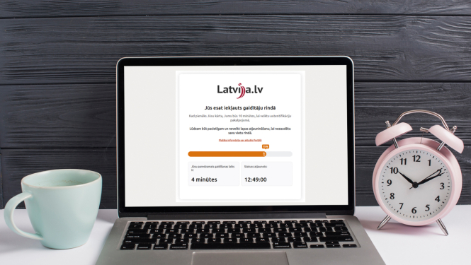 Dators ar paziņojumu par nepieciešamību uzgaidīt rindā