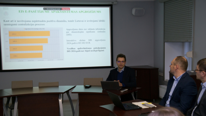 O.Fiļipovičs prezentē datus