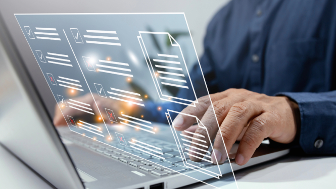 Vīrieša rokas uz portatīvā datora klaviatūras. Priekšā stilizēts caurspīdīgs ekrāns ar dokumentu ikonām.