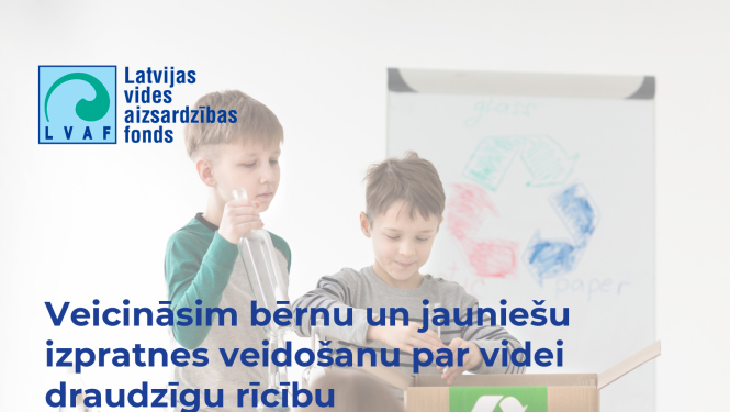 Divi zēni mācību klasē šķiro atkritumus