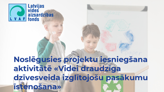 Divi zēni klasē mācās šķirot atkritumus