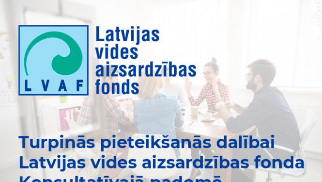 Cilvēki pie galda apspriežas