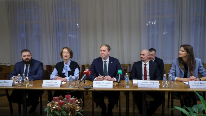 Pie galda sēž J,Liopa, I.Bērziņa, V.Valainis, L.Polupans, I.Jāgere