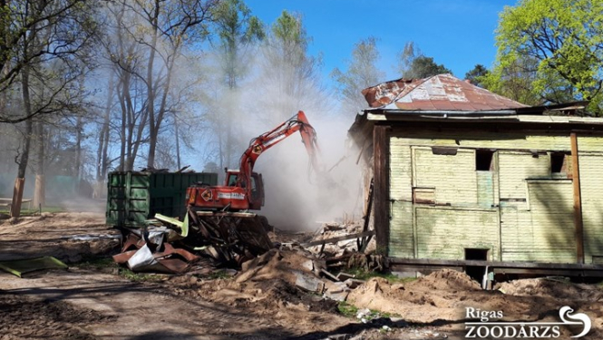 Vecas ēkas nojaukšana