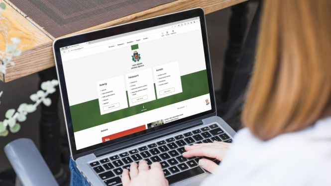 Atvērts klēpjdators, uz ekrāna VDAA mājas lapa