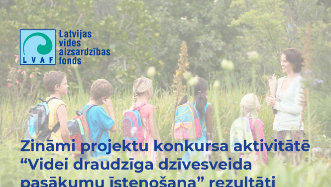 Bērnu grupiņa ar skolotāju pļavā