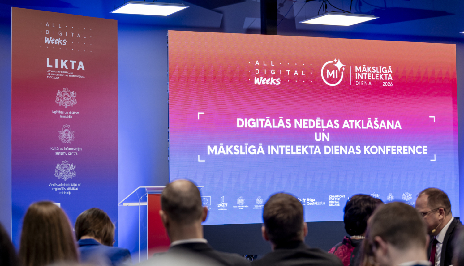 Konferenču zāle ar skatītājiem