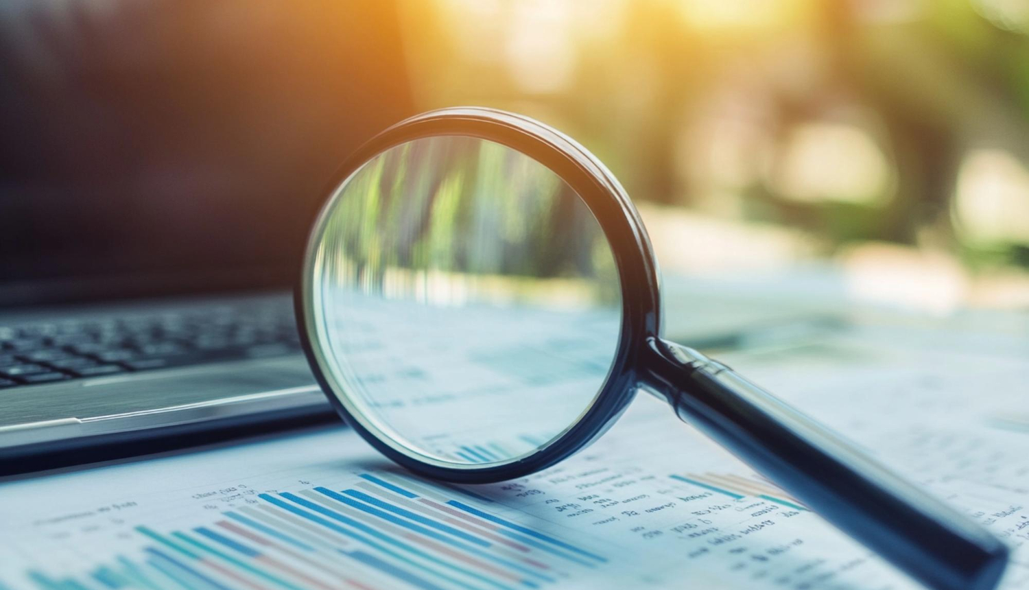 Palielināmais stikls pie klēpjdatora