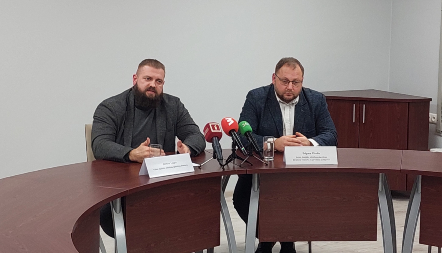 Pie galda sēž no kreisās Jorens Liopa VDAA direktors blakus Edgars Cīrulis VDAA direktora vietnieks Elektroniskās pārvaldes jautājumos
