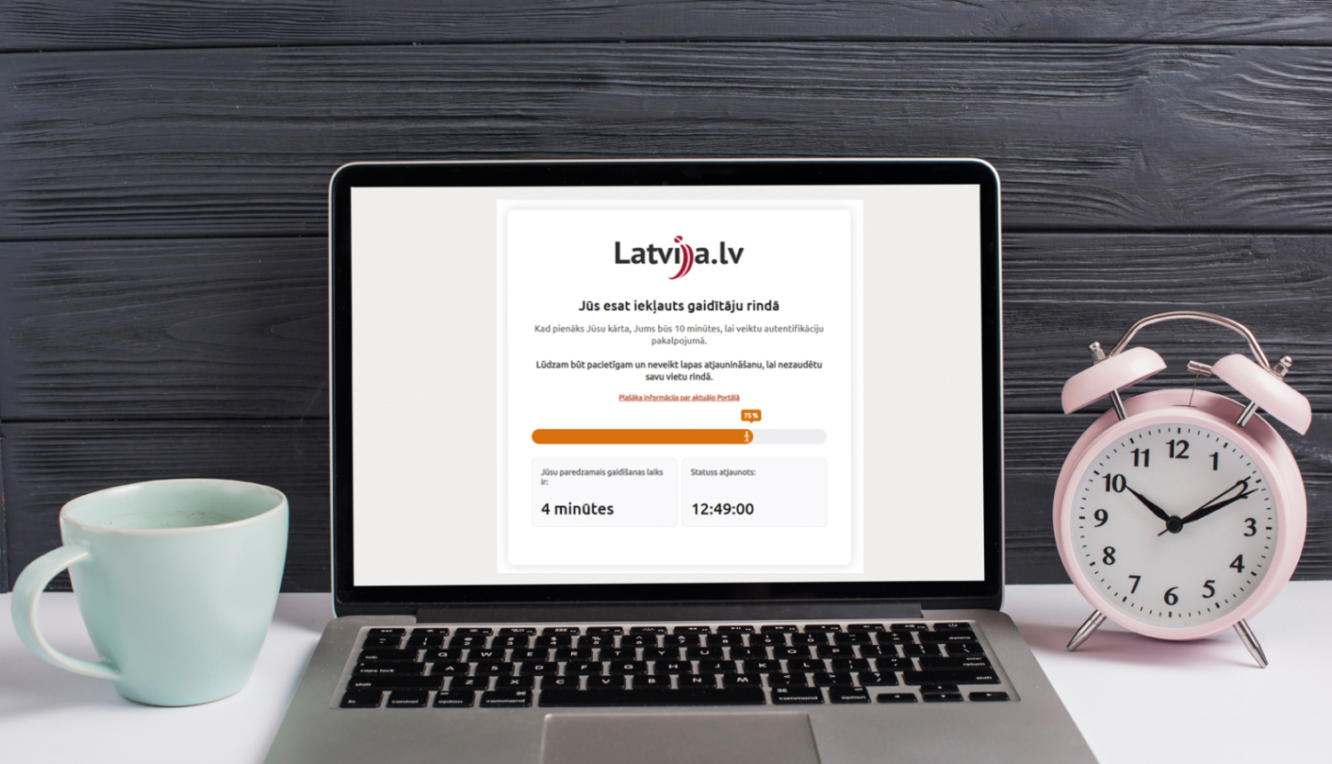 Dators ar paziņojumu par nepieciešamību uzgaidīt rindā