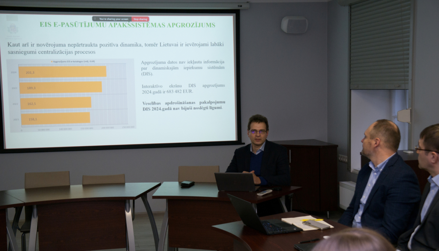 O.Fiļipovičs prezentē datus