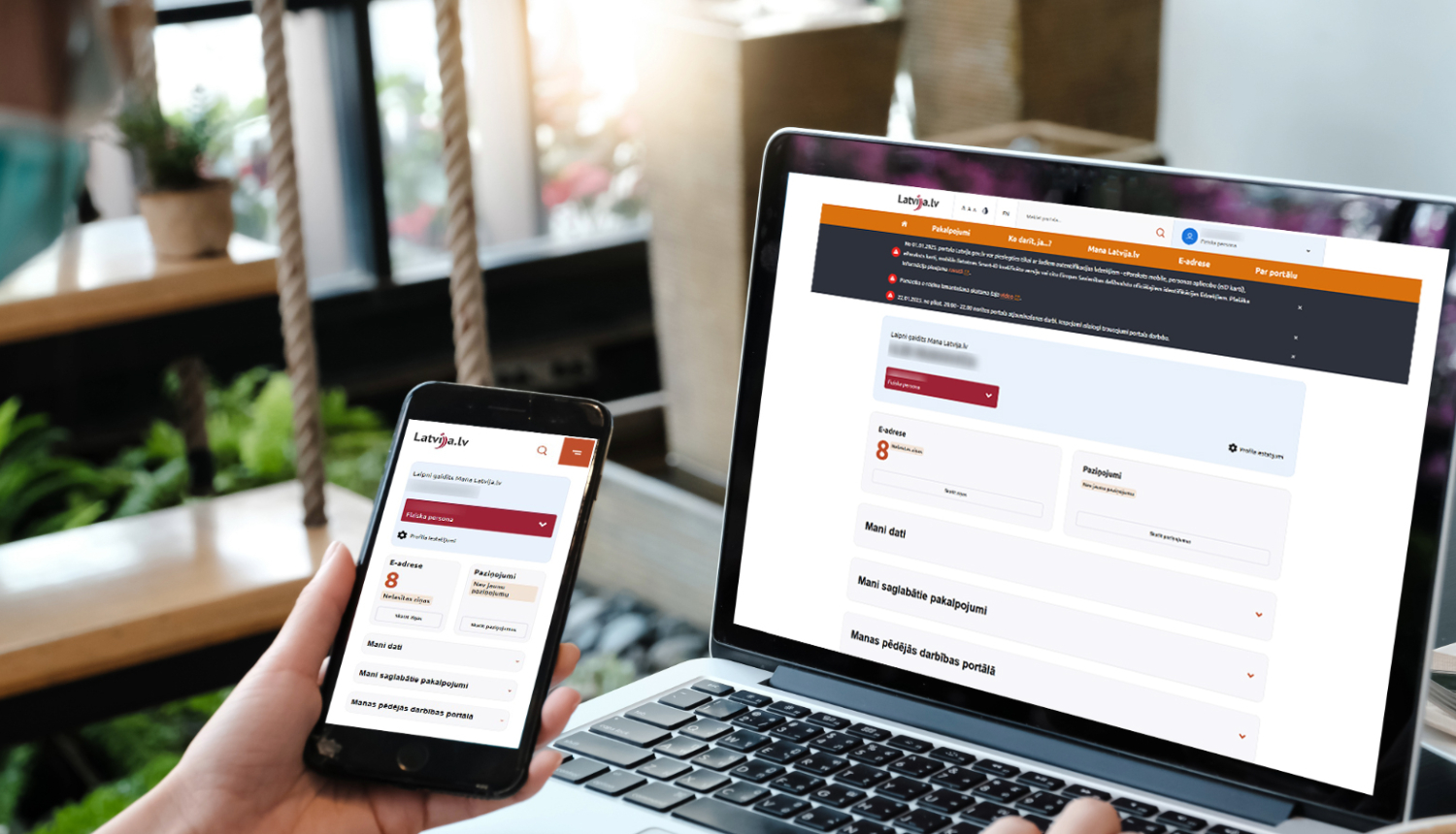 Datorekrāns un telefona ekrāns, abos redzams Latvija.lv portāls