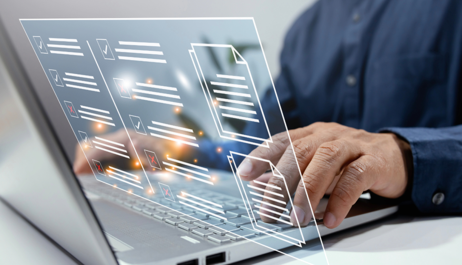 Vīrieša rokas uz portatīvā datora klaviatūras. Priekšā stilizēts caurspīdīgs ekrāns ar dokumentu ikonām.