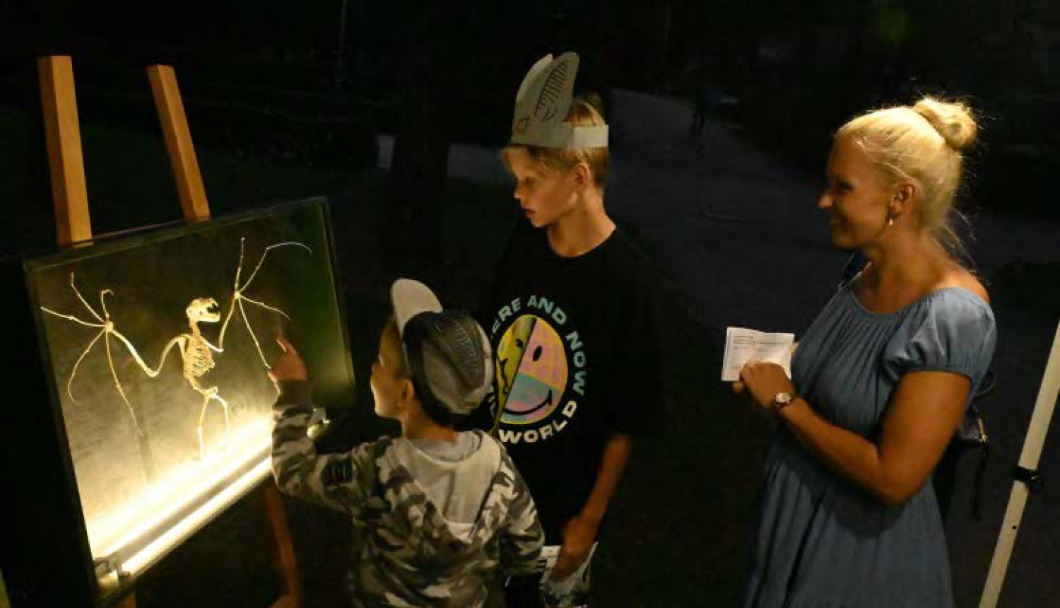 Bērni un sikspārņa skelets