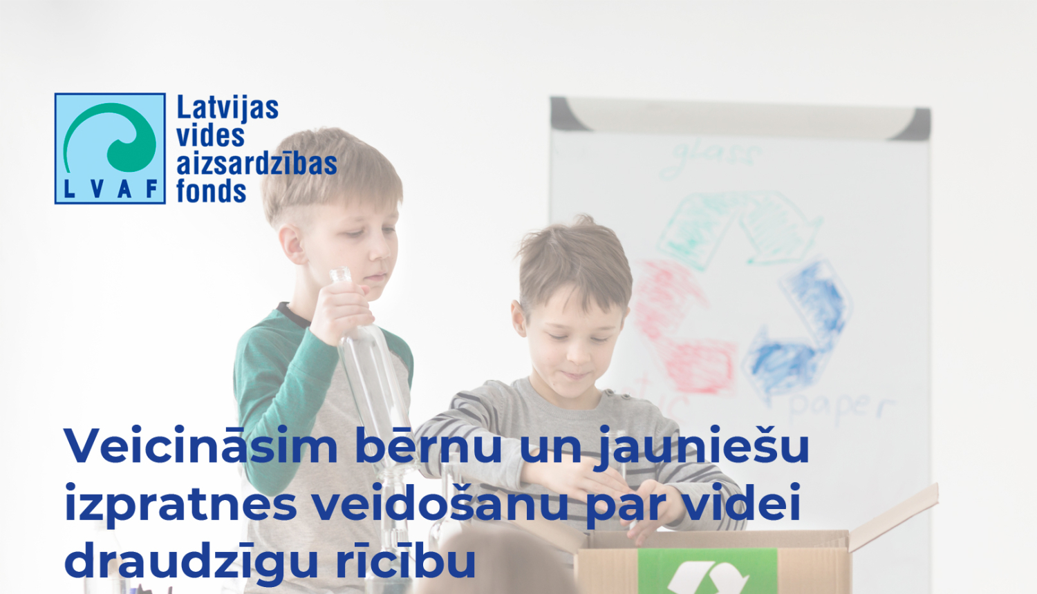 Divi zēni mācību klasē šķiro atkritumus