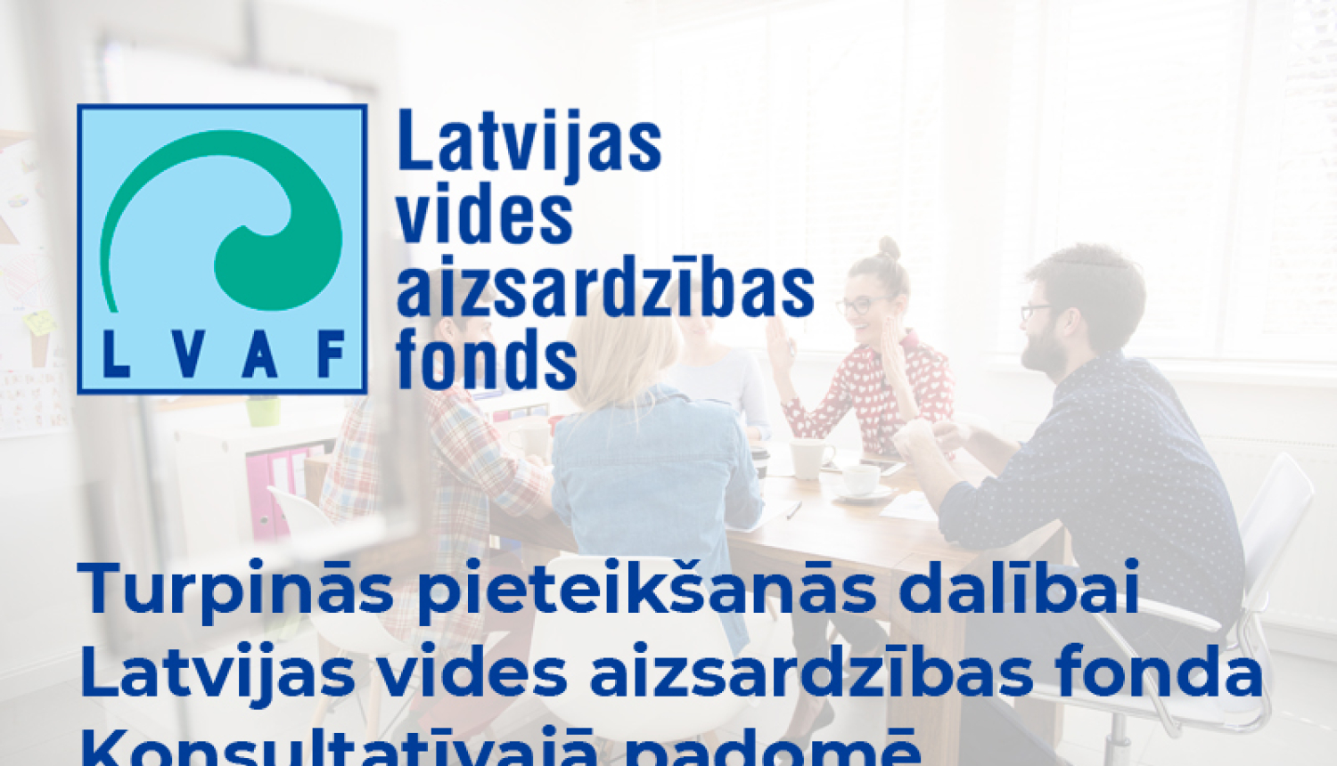 Cilvēki pie galda apspriežas