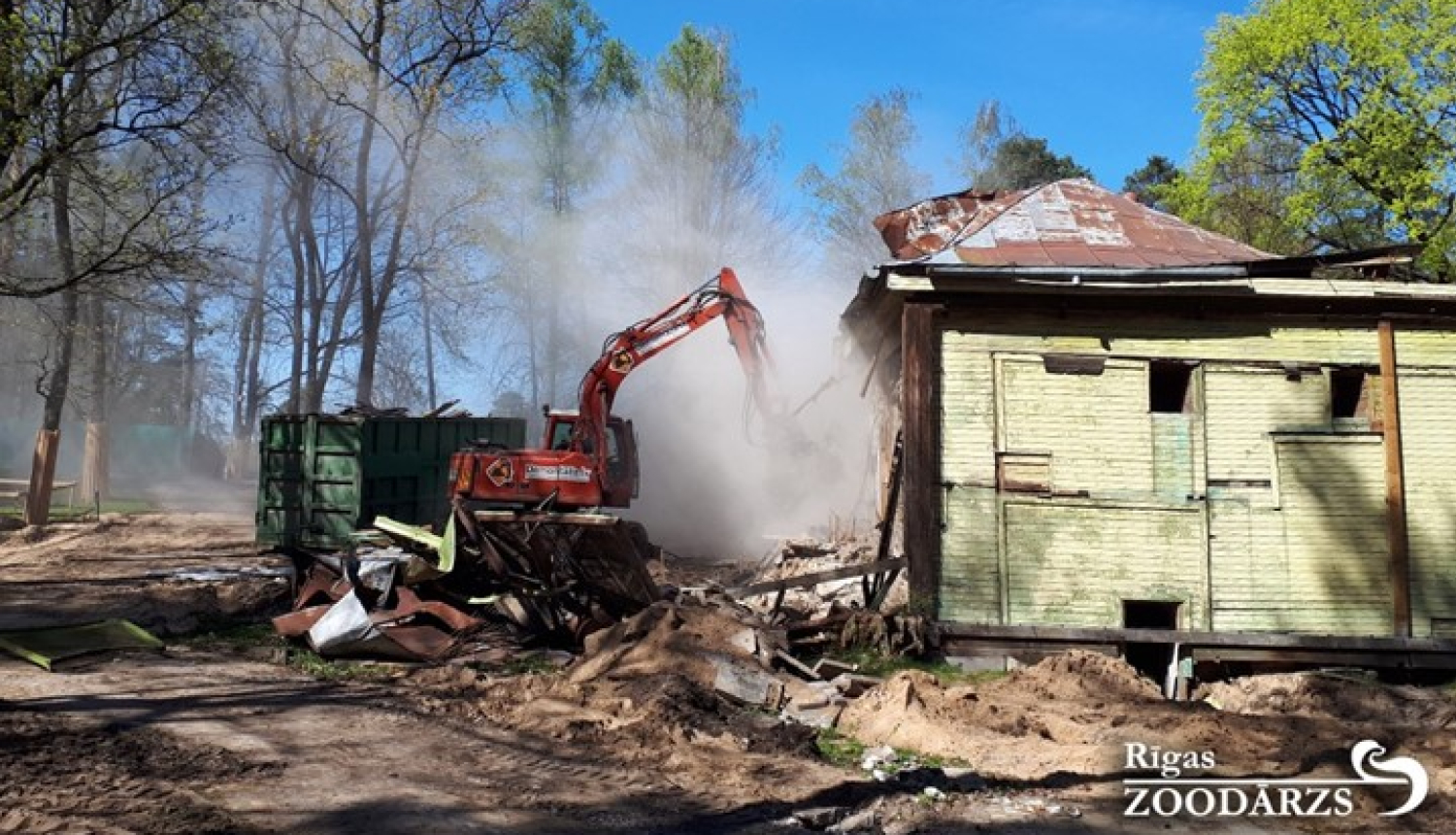 Vecas ēkas nojaukšana
