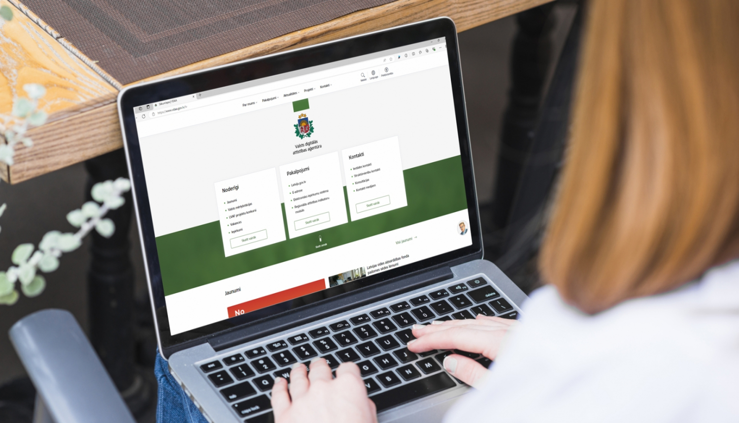 Atvērts klēpjdators, uz ekrāna VDAA mājas lapa