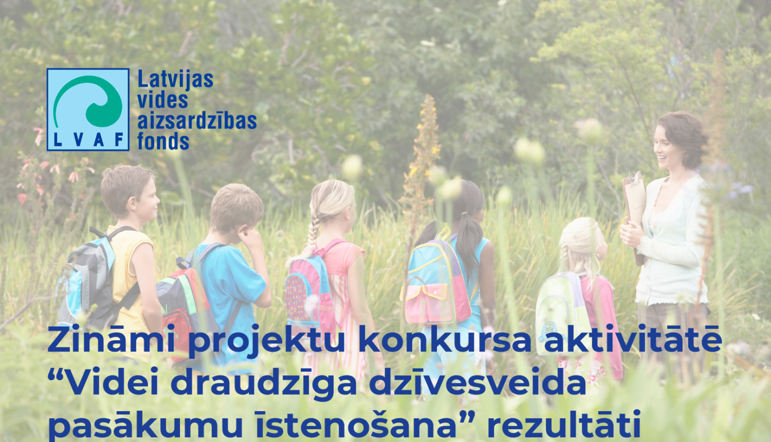 Bērnu grupiņa ar skolotāju pļavā