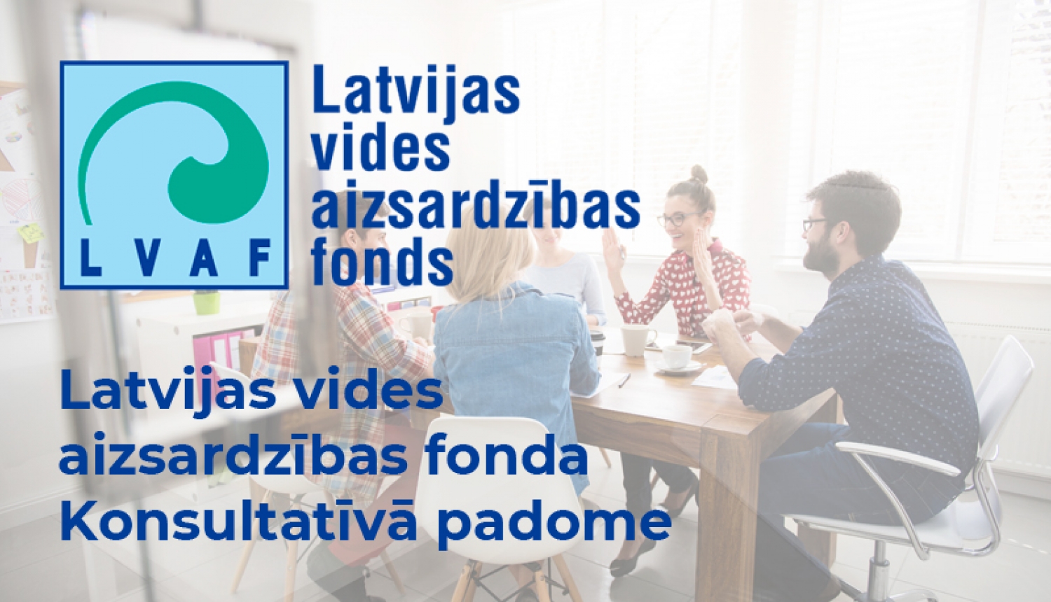 Cilvēki sēž pie galda un apspriežas