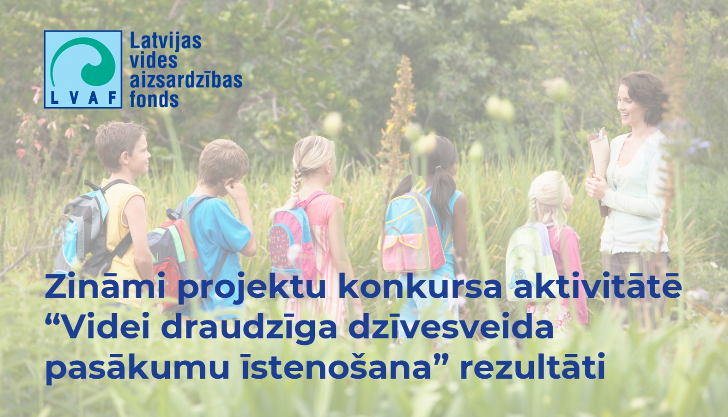 Bērnu grupiņa ar skolotāju pļavā